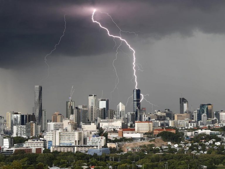 Lightning storms over Brisbane city